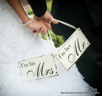 πινακιδες-γαμου-mrmrs-για-την-καρεκλα